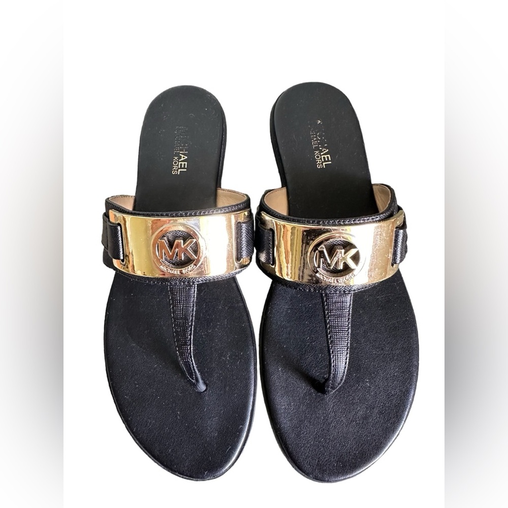 UEC- Women’s Michael Kors Slipped on Black Leather Thongs in Size 6 1/2.